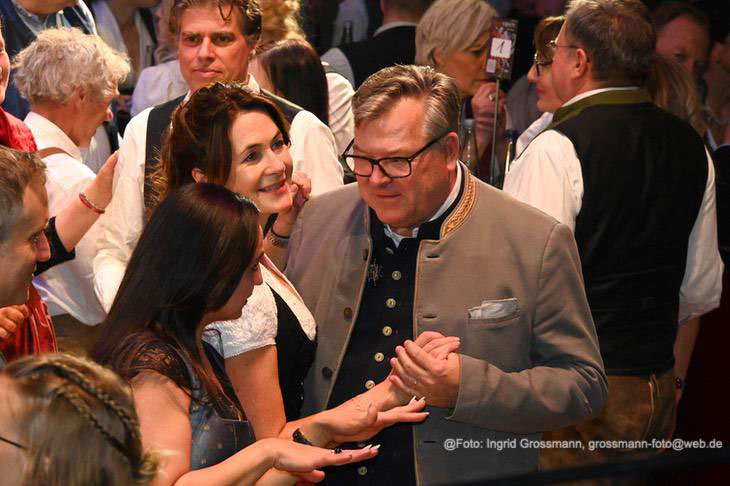 MdL Josef Schmid mit Frau Natalie im Ballsaal des Oide Wiesn B&uuml;rgerballs im Deutsche Theaters (&copy;Foto: Ingrid Grossmann) 